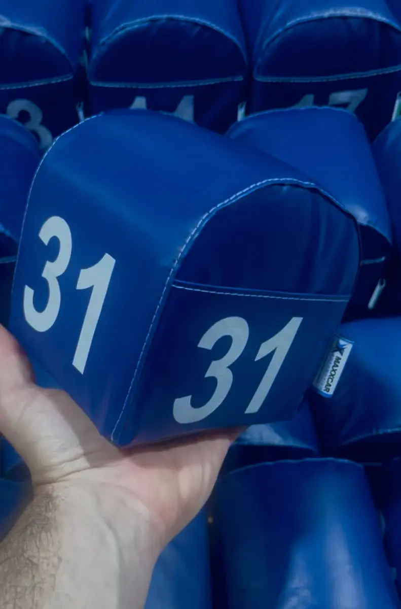 Prisma bolinha azul numerado para estacionamento