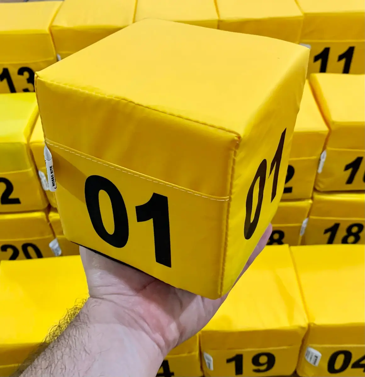 Prisma cubo amarelo numerado para estacionamento