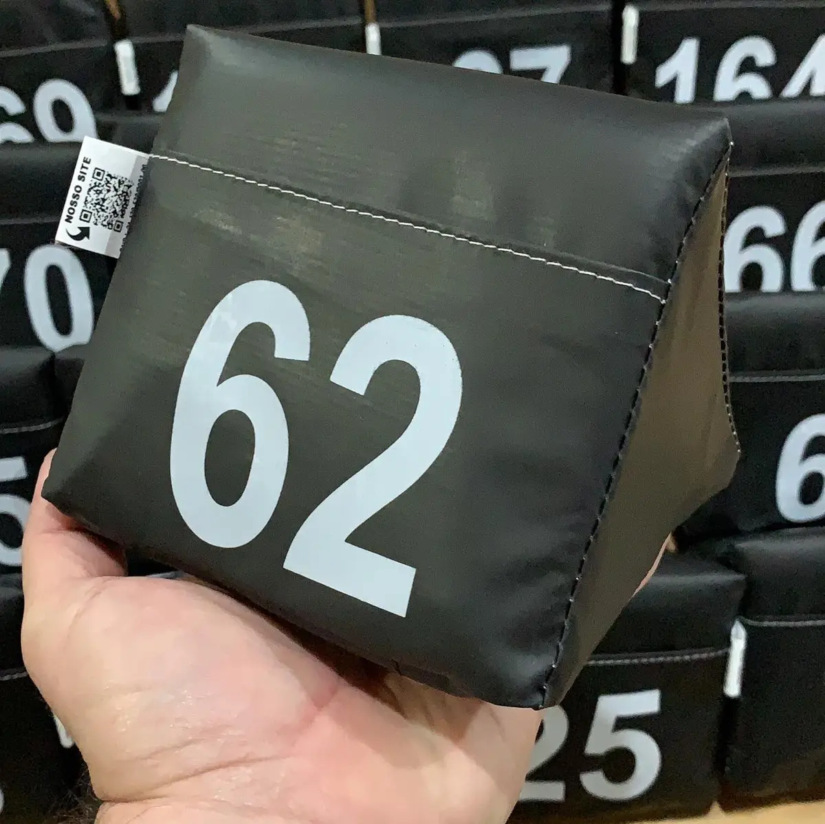 Prisma triangular preto numerado para estacionamento